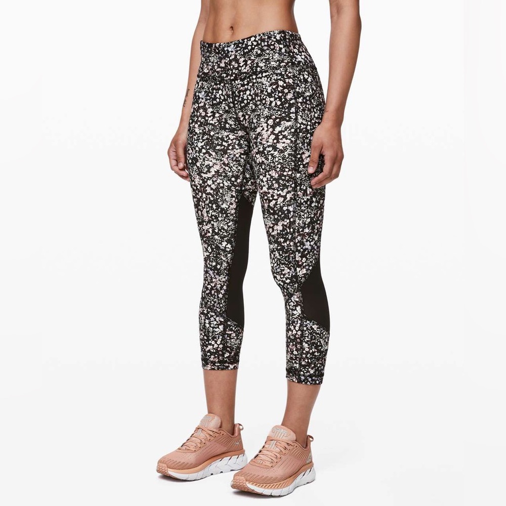 🍋 LULULEMON *flawed* Rival Crop 22”
Floral Spritz Multi / Black leggings Size 4